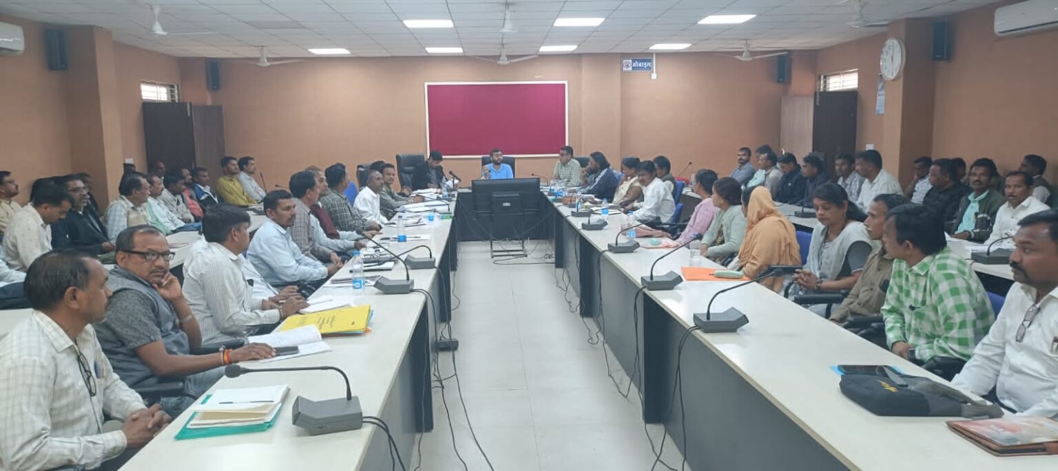 19 प्राथमिक शिक्षक की वेतन वृद्धि रोकने , 30 शिक्षकों को अंतिम चेतावनी एवं 01 को निलंबन करने के निर्देश दिए गए