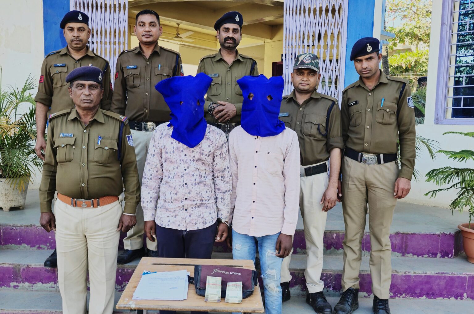 चांदपुर रोड़ पर अनाज व्यापारी की दुकान से चोरी गया रूपयो का बैग पादरी गैंग से बरामद