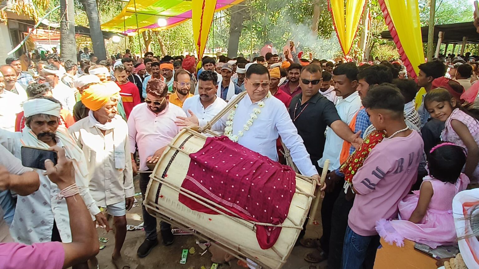 आदिवासी विकास परिषद के प्रदेश उपाध्यक्ष महेश पटेल व जोबट विधायक सेना पटेल झोतराडा महादेव और,सिद्धेश्वर महादेव मंदिर उण्डारी दर्शन करने पहुचे