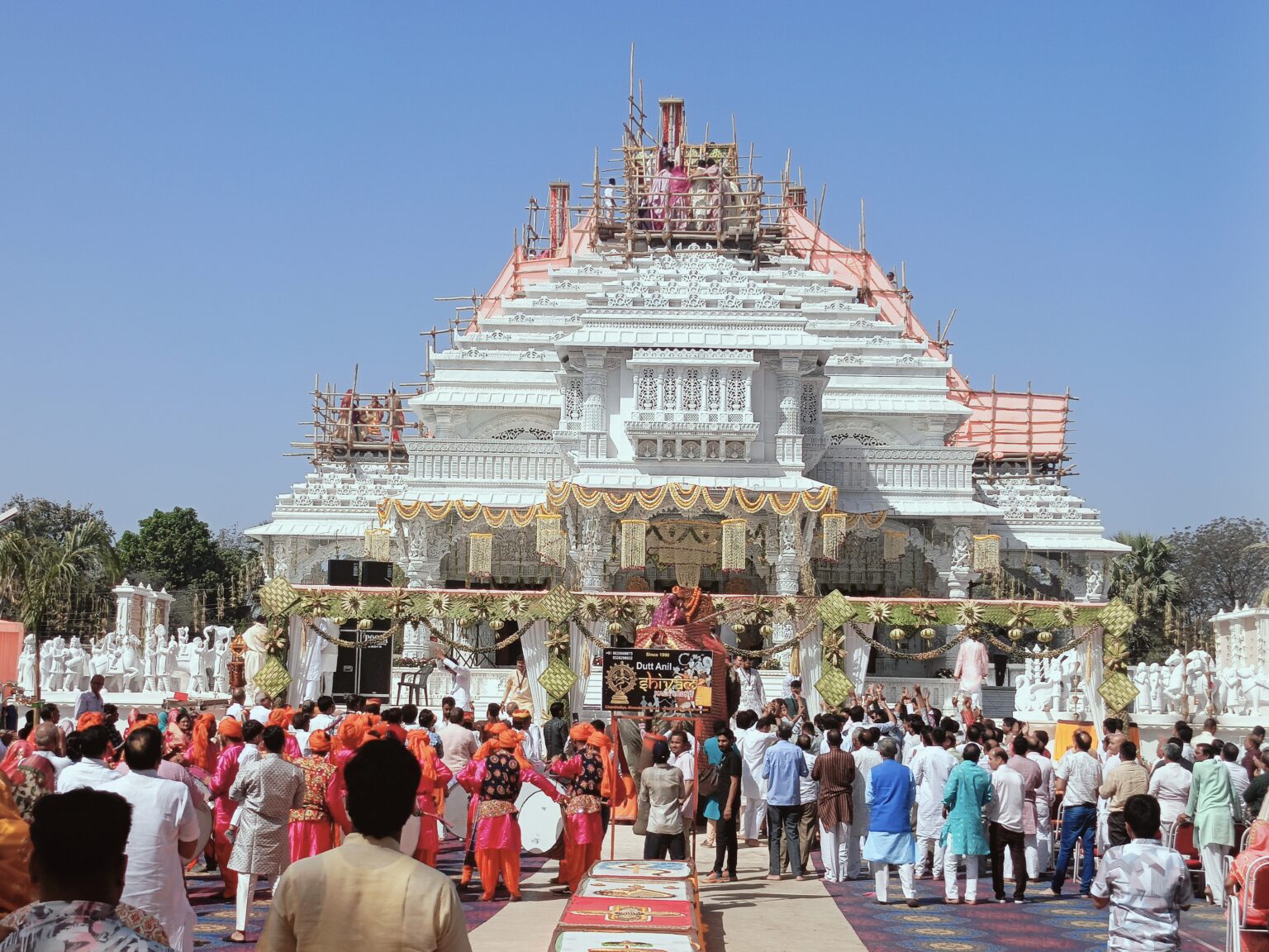श्री लक्ष्मणी तीर्थ में नूतन जिनालय में सभी जिनबिंब, गुरूमूर्ति, देवी-देवता की मंत्रोच्चार, विधि विधान और धार्मिक क्रियाओं के साथ हुई पावनकारी प्रतिष्ठा