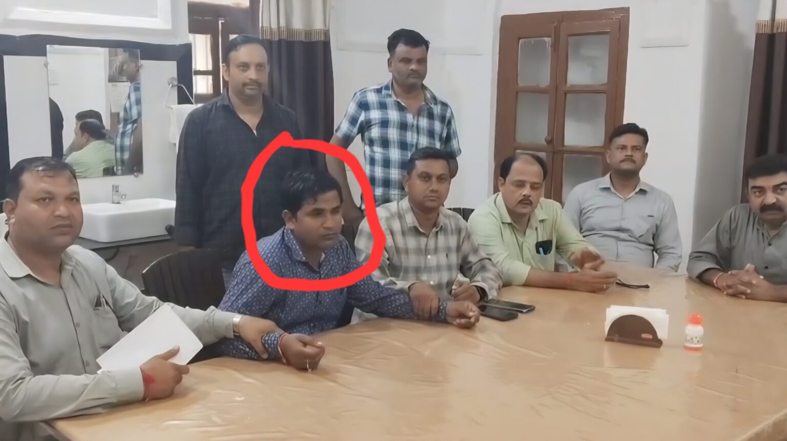 अलीराजपुर में लोकायुक्त का छापा, कनिष्ठ आपूर्ति अधिकारी 50 हजार की रिश्वत लेते रंगे हाथों गिरफ्तार