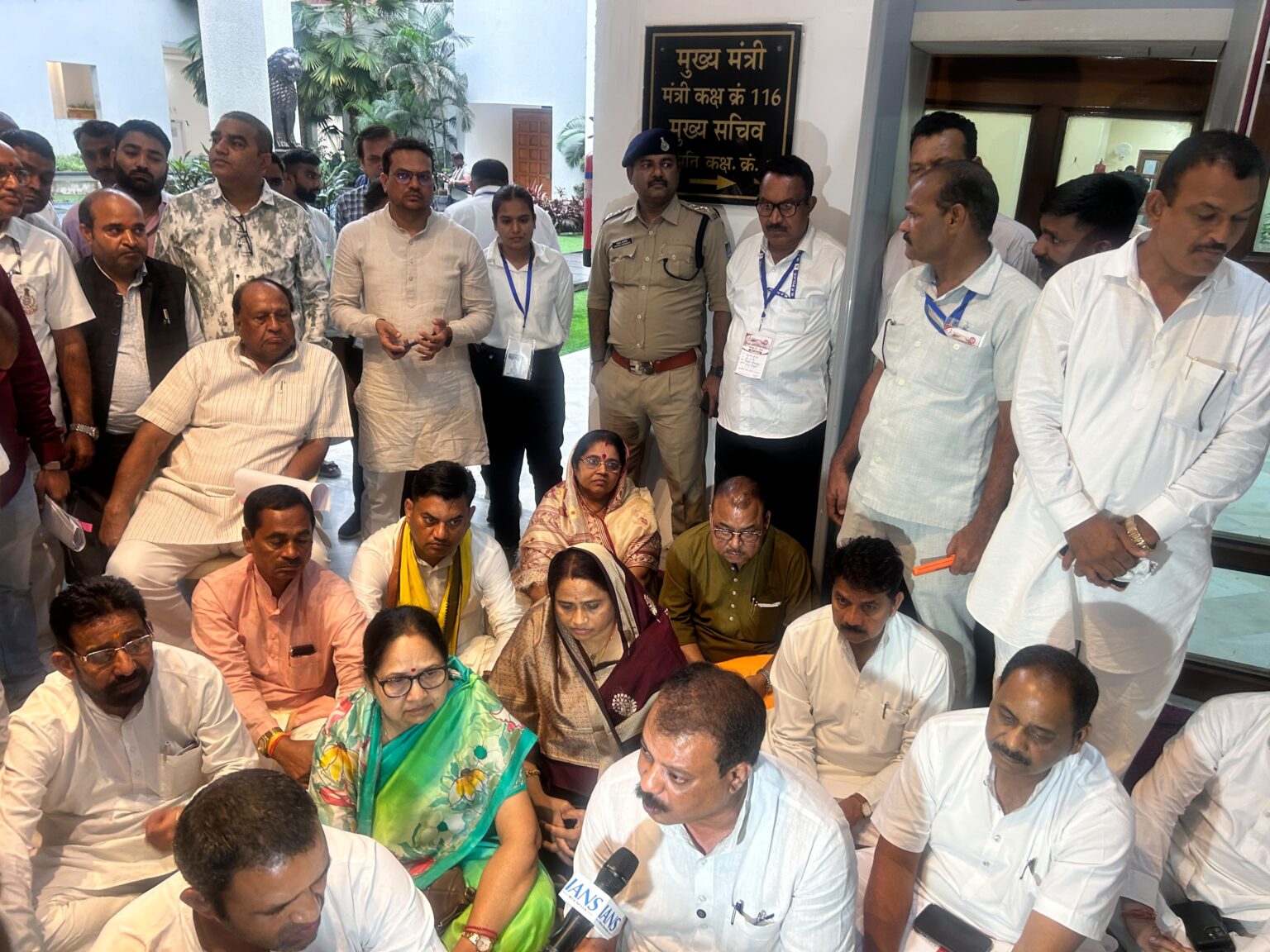 NEET परीक्षा घोटाले, छात्रों पर बर्बर लाठीचार्ज और मंत्री कैलाश विजयवर्गीय के बयान के विरोध में कांग्रेस का धरना