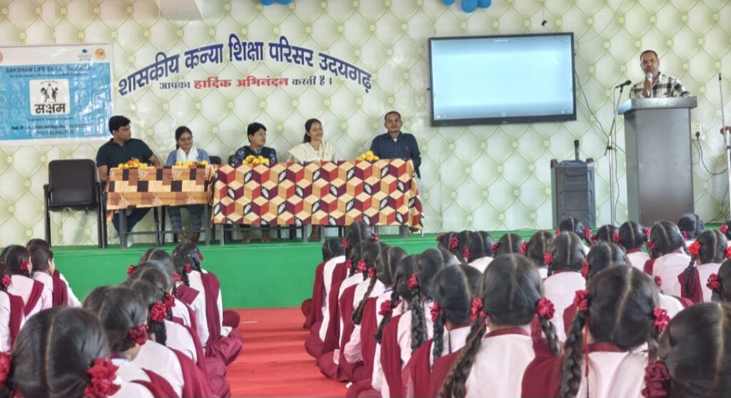 माता शबरी कन्या शिक्षा परिसर में बालिकाओं को मिला करियर मार्गदर्शन, अतिथियों ने साझा किए सफलता के अनुभव
